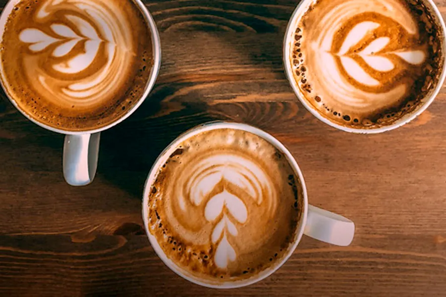 Drei Cafetassen mit Capuchino